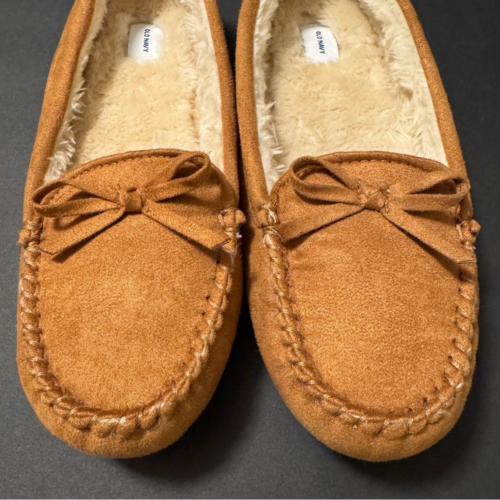 NEW / NWOT Old Navy Cozy Tan Moccasin Slippers Women’s Size 9